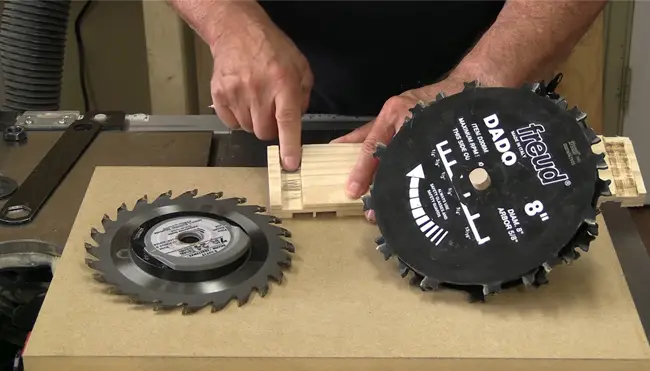 How do you fix a wobbly circular saw blade?