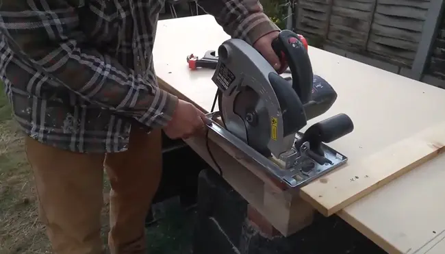Is it normal for carbon circular saw brushes to spark