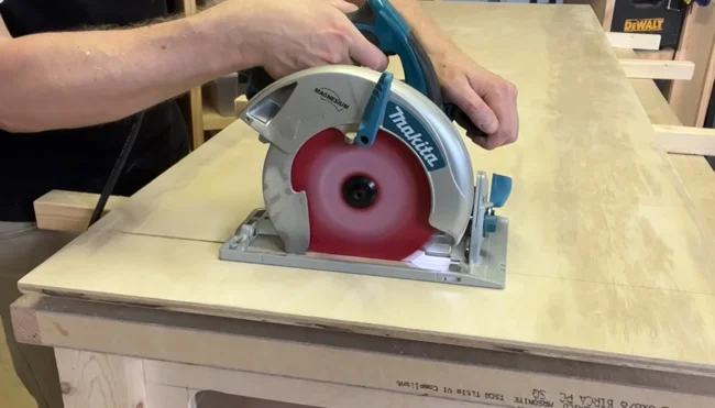 How many teeth are typically found on a circular saw blade