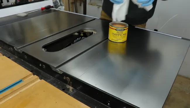 How to Use Paste Wax to Lubricate a Table Saw
