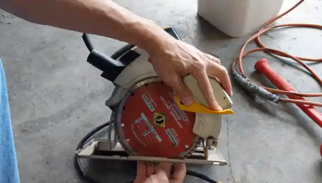 Which Way Do Circular Saw Blades Go: 2 Answered [Given]