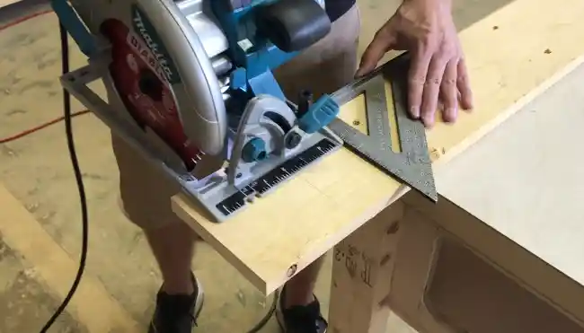 Can I install a circular saw blade in any direction