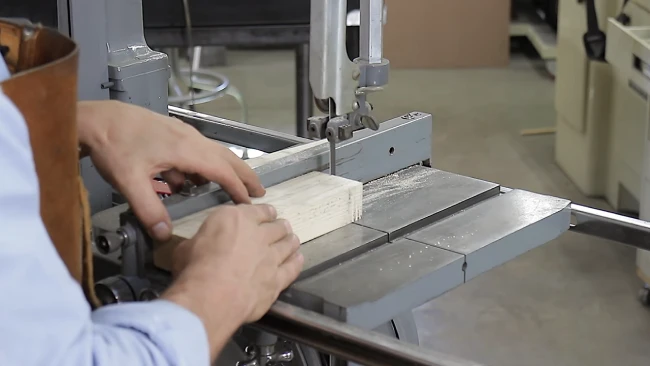 What TPI of a bandsaw blade is optimal for cutting thick material without experiencing twisting