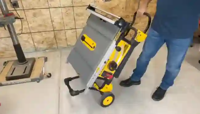 Does the DeWalt table saw come with a miter gauge